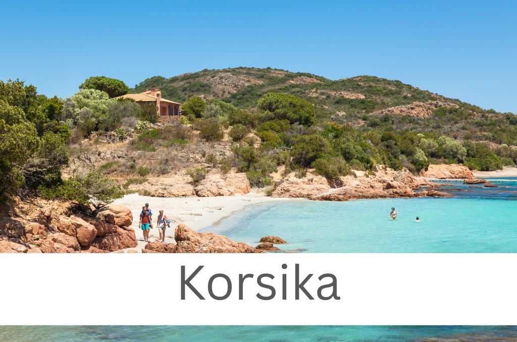 Bucht auf Korsika mit türkisblauem Wasser, rotem Felsstrand, badenden Personen und einem Haus am Hügel. Bucht auf Korsika mit türkisblauem Wasser, rotem Felsstrand, badenden Personen und einem Haus am Hügel.